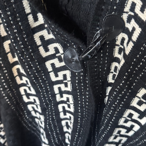 Chic Black & White Geometric Hooded Poncho (Size S/M) - Picture 2 of 9